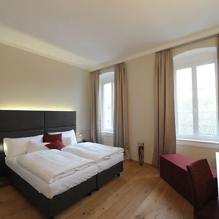 Hotel Eee 3*