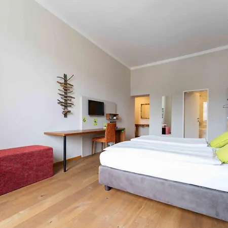 Eee Hotell 3*